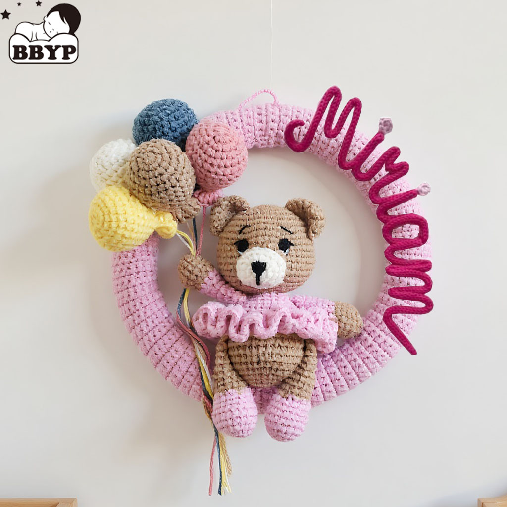 Baby Nursery Toy - Personalisierter Häkelnadenkranz mit Bär und Ballon,